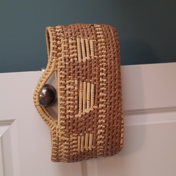 Natural woven purse - Picture 1 of 4